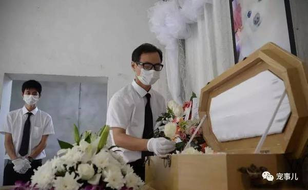 Theo chia sẻ, việc tổ chức tang lễ long trọng cho thú cưng giống như là một lời tạm biệt cuối cùng của chủ nhân dành cho chúng, mong chúng sang kiếp sau sẽ được làm người, sống cuộc đời sung sướng. (Nguồn Sohu)
