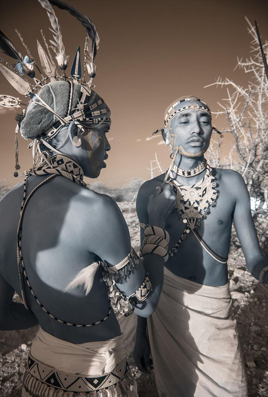 Hai người đàn ông thuộc bộ tộc Samburu ở Kenya, bộ tộc của những chiến binh máu. Khuôn mặt của họ được sơn đỏ, người đứng đầu bộ tộc sẽ trang trí thêm bằng lông sặc sỡ. (Nguồn Sina)