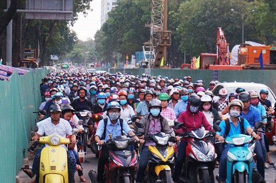 Lòng đường Hoàng Minh Giám qua công viên Gia Định bị thu hẹp, hai bên đường là lô cốt, rào chắn công trình; các phương tiện luôn phải "kèn cựa" di chuyển rất khó khăn.