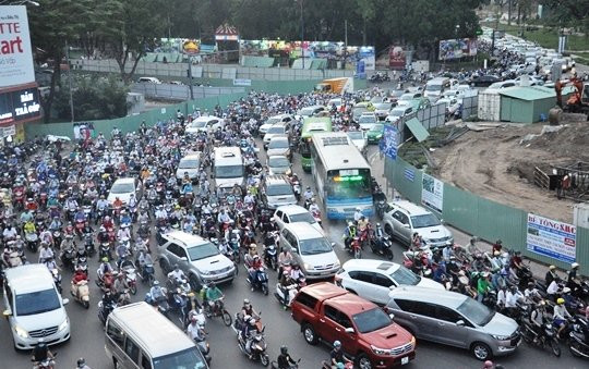 Từ 16h chiều 31/3, khu vực vòng xoay Nguyễn Thái Sơn (Q. Phú Nhuận) nơi có dày đặc lô cốt xây dựng công trình cầu vượt giải cứu kẹt xe cửa ngõ sân bay Tân Sơn Nhất đã đông nghẹt phương tiện.