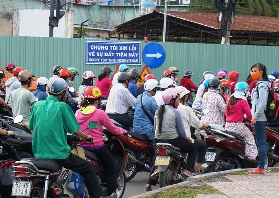 Xe độ đan xen vào nhau, chiếm hết lối băng qua đường. Nữ sinh viên phải mất hơn 10 phút mới lấy bình tĩnh, luồn lách qua dòng xe.