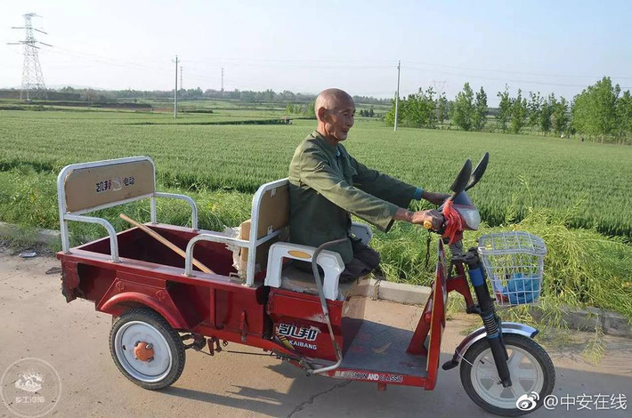 Sau khi mẹ qua đời, ông Thiên Căn và em trai sống nương tựa lẫn nhau. Tuy rằng em trai thiểu năng trí tuệ, không thể làm bất cứ việc gì nhưng ông Thiên Căn chưa bao giờ khó chịu hay oán hận một câu. Đi làm đồng về cực kỳ mệt mỏi nhưng ông vẫn như cũ, mỉm cười thăm hỏi em trai, nhóm lửa nấu cơm, tắm rửa cho em, chưa từng để em trai phải ăn đói mặc rách. Năm 2015, em trai ông Căn cũng qua đời, để lại ông Căn cô đơn trên đời. (Nguồn QQ)