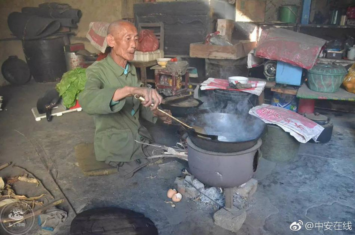 Năm 1986, cha của ông Thiên Căn qua đời, gánh nặng gia đình đặt lên vai của người cụt cả hai chân là ông. Không chỉ phải làm những việc nhà nông nặng nhọc, ông Thiên Căn còn phải chăm lo cho mẹ già và em trai bị thiểu năng. Đến khi mẹ bị bệnh nặng, ông Thiên Căn vẫn tắm rửa, gội đầu, bón cơm, mớm thuốc cho mẹ. Đến năm 2006, mẹ của ông qua đời, thọ 84 tuổi vẫn không một lời chê trách cậu con trai hiếu thuận. (Nguồn QQ)