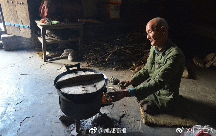 Nhiều năm qua, ý chí ngoan cường, nhân cách sống mẫu mực của ông Tịch Thiên Căn đã trở thành giai thoại trong thôn. Câu chuyện về cuộc đời ông được kể đi kể lại, truyền cảm hứng cho mọi người, đặc biệt là những người kém may mắn, giúp họ được tiếp thêm niềm tin, động lực sống. (Nguồn QQ)