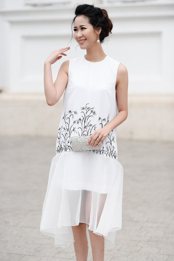 Bản thân Hoa hậu thân thiện thường xuyên chọn những bộ cánh nữ tính của Xuân Lê để ghi hình cho các chương trình truyền hình mà cô đảm nhận vai trò MC, hoặc xuất hiện tại các event showbiz.