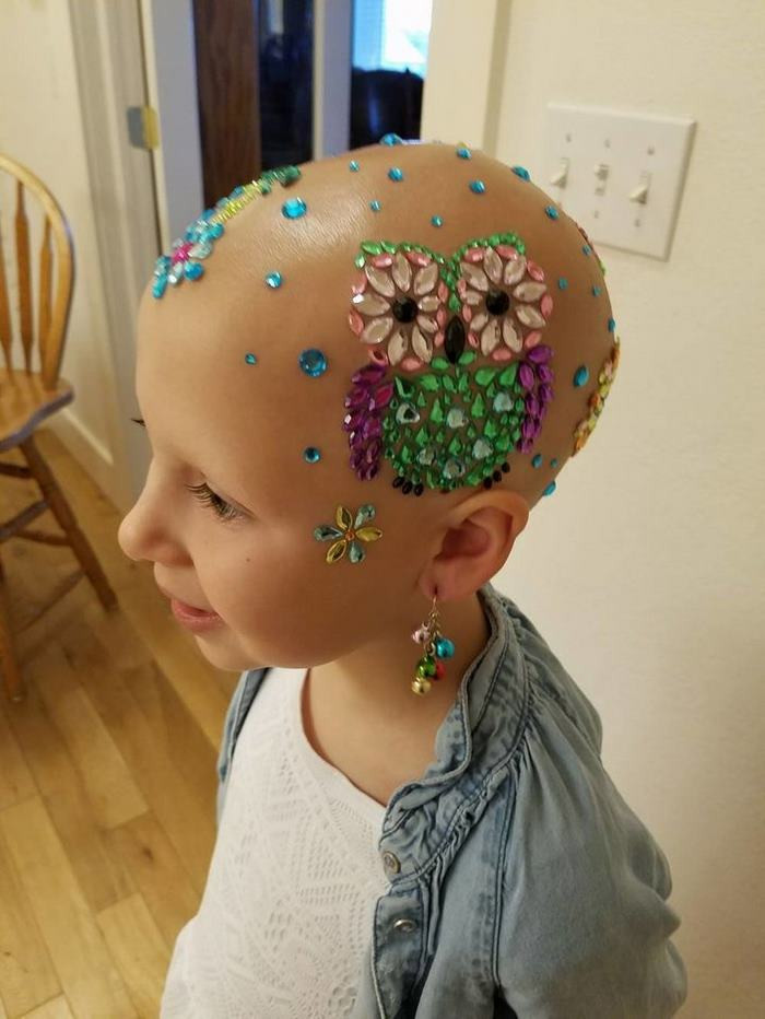 Không muốn đội tóc giả, vì vậy, vào ngày "Crazy hair day" - ngày tóc kỳ quặc, độc đáo, mẹ của Gianessa đã đưa ra một giải pháp tuyệt vời để giúp cô bé không bỏ lỡ cơ hội vui vẻ với bạn bè của mình. Cô đã đã dán những hạt nhựa và đá lấp lánh màu sắc rực rỡ lên đầu Gianessa, biến cô bé trở thành một nàng công chúa mùa xuân cực kỳ xinh đẹp. (Nguồn Bored Panda)