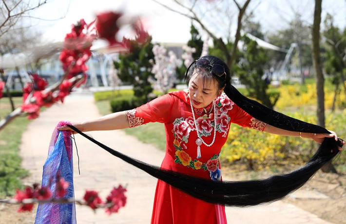 Tên đầy đủ của bà là Cao Tuấn Anh, năm nay 62 tuổi. Hiện tại đã về hưu nhưng do đa tài đa nghệ lại sở hữu mái tóc dài như suối hiếm người có được, bà Tuấn Anh thường xuyên nhận được lời mời của các đài truyền hình trên khắp cả nước đến giao lưu, nói chuyện. (Nguồn Sina)