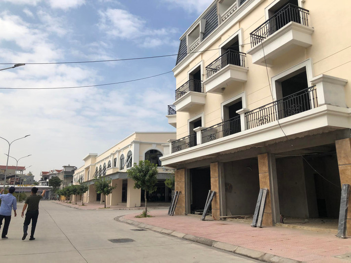 Sở TN&MT đã soạn dự thảo báo cáo đề xuất giải quyết vướng mắc trong thực hiện Dự án Chợ dân sinh và Trung tâm thương mại An Lưu gửi xin ý kiến của các Sở Tài chính, Xây dựng, Tư pháp, Kế hoạch và Đầu tư, Cục thuế tỉnh, UBND thị xã Kinh Môn. Hiện các cơ quan chức năng đang vào cuộc để giải quyết vướng mắc trong thực hiện dự án trên.