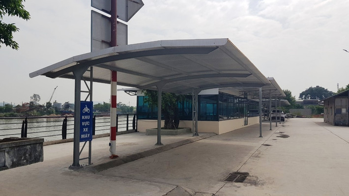 Theo quy định của pháp luật, UBND thị xã Kinh Môn phải thu hồi các quyết định thu hồi đất, phê duyệt phương án bồi thường hỗ trợ (do các quyết định này được ban hành khi chưa có dự án đầu tư hoặc chủ trương dự án đầu tư được phê duyệt, chưa được bố trí ngân sách nhà nước để chi trả tiền bồi thường, hỗ trợ), xử lý, tháo dỡ các công trình xây dựng vi phạm.