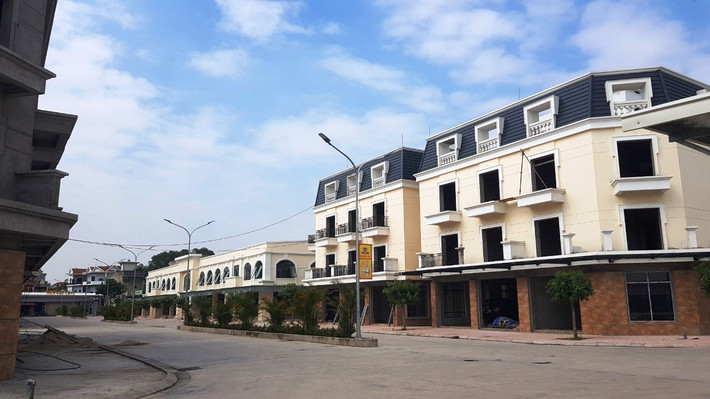 Tháng 12/2021, UBND thị xã Kinh Môn có Quyết định số 762 thành lập Hội đồng bồi thường, hỗ trợ, tái định cư để giải phóng mặt bằng thực hiện Dự án Chợ dân sinh và Trung tâm thương mại An Lưu. UBND thị xã Kinh Môn đã ban hành các quyết định thu hồi đất, quyết định phê duyệt phương án bồi thường, hỗ trợ với tổng số tiền hơn 10,4 tỷ đồng đối với 21.472 m2 đất do UBND phường An Lưu và 4 tổ chức đang quản lý và hơn 3,76 tỷ đồng đối với 2.521,2 m2 đất do 14 hộ dân quản lý.