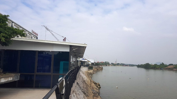 Tại khu vực giáp sông Kinh Thầy, vị trí theo quy hoạch là đường giao thông, chủ đầu tư đã tự làm bờ kè, san nền, xây dựng hàng loạt hàng quán tiếp giáp sát mép sông. Ngoài ra trong khu vực dự án còn có trung tâm tiệc cưới và quán bia dựng bằng khung thép.