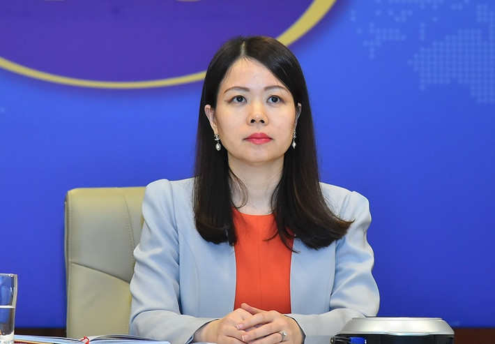 Bà Nguyễn Minh Hằng sinh năm 1976 tại Hà Nội, tốt nghiệp Cử nhân chuyên ngành Quan hệ Quốc tế tại Học viện Ngoại giao Việt Nam và Thạc sĩ Quan hệ Quốc tế tại Vương quốc Anh.