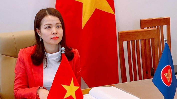 Tân Thứ trưởng Bộ Ngoại giao Nguyễn Minh Hằng bắt đầu sự nghiệp ngoại giao năm 2000 và đã trải qua nhiều vị trí công tác gắn với quá trình hội nhập quốc tế, công tác ngoại giao đa phương, ngoại giao kinh tế phục vụ phát triển đất nước.