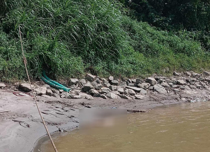 Đến 15h30, anh Đạt phát hiện vị trí có nhiều dấu vết xi măng mới. Khi lực lượng chức năng cạy lớp xi măng đã phát hiện phần thân của tử thi được quấn trong một chiếc chăn khác và buộc dây xung quanh.
