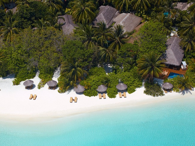 Baros Maldives, một khu nghỉ dưỡng xa hoa trên một hòn đảo của Ấn Độ Dương vừa được Giải thưởng Du lịch Thế giới bình chọn là “Khu nghỉ dưỡng lãng mạn bậc nhất thế giới”. Baros mở cửa từ hơn 44 năm trước và là một trong những khu nghỉ dưỡng đầu tiên tại Maldives. Khách muốn đến đây phải di chuyển trên tàu siêu tốc trong 25 phút từ sân bay quốc tế Maldives.
