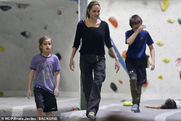 Trước đó, Angelina Jolie cũng đã đưa cặp sinh đôi 10 tuổi - bé Vivienne và Knox đi chơi leo núi ở Los Angeles.