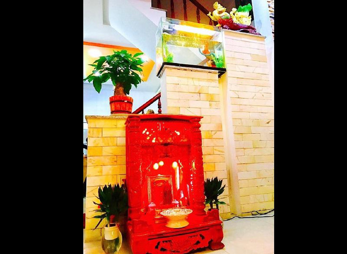 Theo đó, cách đây 3 năm, anh tậu được 1 căn nhà ở quận Tân Bình, TP. HCM đồng thời xây nhà cho bố mẹ ở quê (Hà Tĩnh). Tuy nhiên, 2 năm nay vì có nhiều sô diễn ở khu vực phía Bắc nên anh đã tìm thêm được "một chốn đi về" nằm trên đường Đại La, Hà Nội.