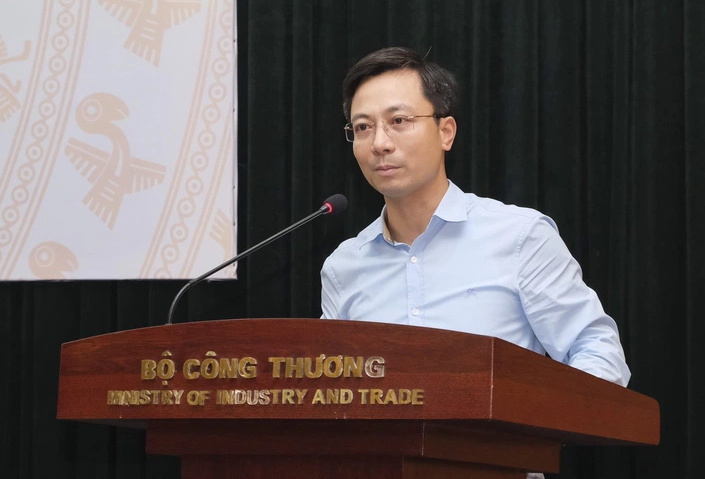 Mới đây, Cơ quan An ninh điều tra Bộ Công an đã khởi tố bị can, bắt để tạm giam Trần Duy Đông (SN 1978), nguyên Vụ trưởng Vụ Thị trường trong nước Bộ Công Thương (nay là Phó Cục trưởng Cục Xúc tiến thương mại Bộ Công Thương) về tội “Nhận hối lộ” liên quan vụ án xảy ra tại Công ty TNHH Thương mại Vận tải và Du lịch Xuyên Việt Oil.