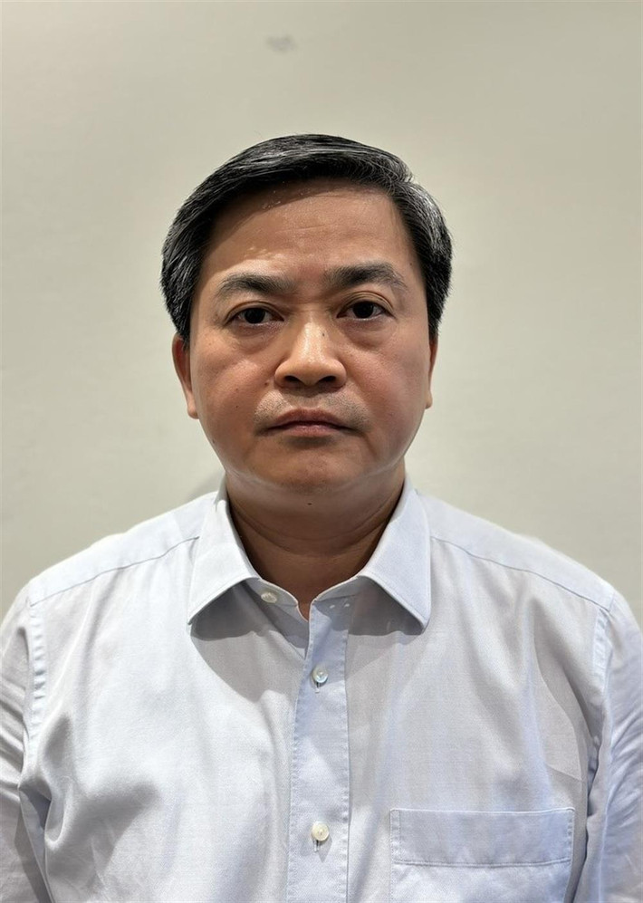 Lê Đức Thọ, nguyên là Chủ tịch HĐQT Ngân hàng TMCP Công Thương Việt Nam, nguyên Bí thư Tỉnh ủy Bến Tre bị khởi tố về tội “Lợi dụng chức vụ, quyền hạn gây ảnh hưởng đối với người khác để trục lợi” (Điều 358 BLHS);