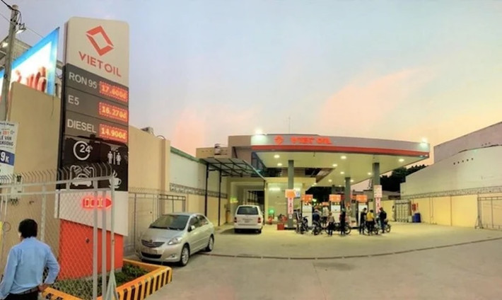 Vũ Trung Thành, Giám đốc Vietinbank – Chi nhánh Thanh Xuân, Nguyễn Văn Thắng, Phó Giám đốc Chi nhánh Hà Nội - Công ty Xuyên Việt Oil và Đồng Xuân Dũng (lao động tự do) bị khởi tố về tội “Đưa hối lộ” (Điều 364 BLHS).