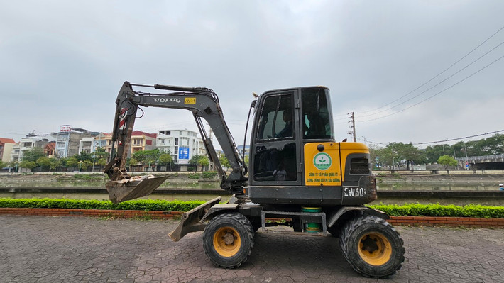 Sau đó lượng xác cá vớt được sẽ được đưa vào điểm tập kết.