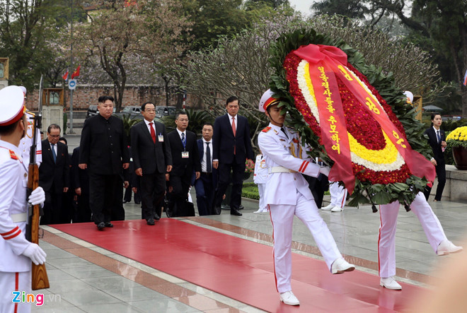 Chủ tịch Triều Tiên Kim Jong-un cùng phái đoàn Triều Tiên đến viếng Đài liệt sĩ. Ảnh: Zing.