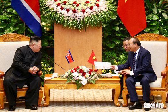 Chủ tịch Kim Jong-un vui vẻ trò chuyện với Thủ tướng Nguyễn Xuân Phúc. Ảnh: Tuổi Trẻ.