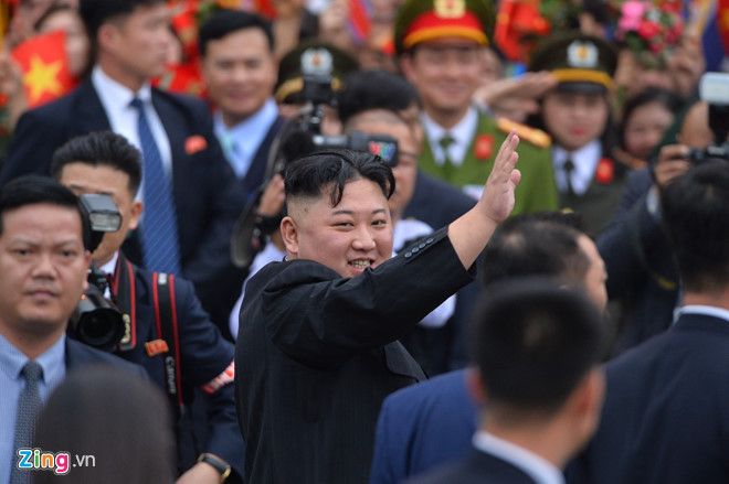 Trước khi lên tàu về nước, Chủ tịch Triều Tiên Kim Jong-un đã ở lại khá lâu. Ảnh: Zing.vn