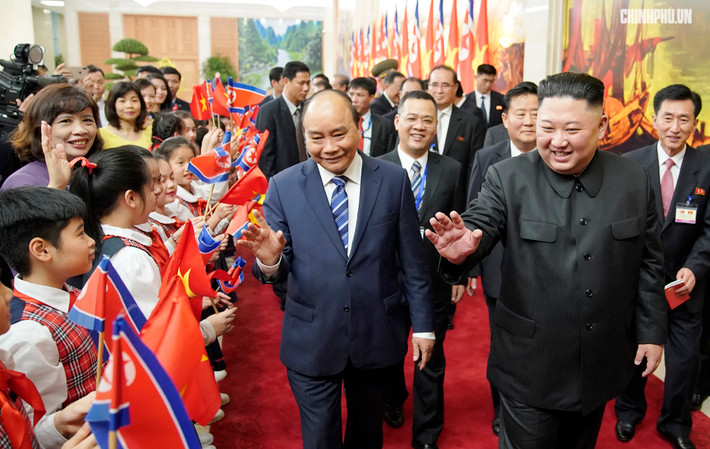 Thủ tướng Nguyễn Xuân Phúc và Chủ tịch Kim Jong-un. Ảnh: Chinhphu.vn