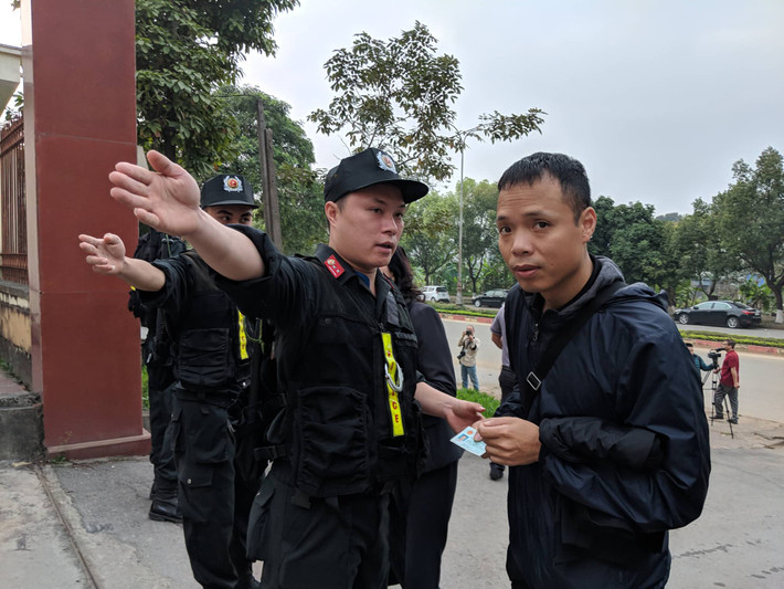 Dù hai "ông trùm" trong đường dây đánh bạc nghìn tỷ là Phan Sào Nam và Nguyễn Văn Dương đã có đơn xin xét xử vắng mặt phiên phúc thẩm. Tuy nhiên, để đảm bảo công tác an ninh cho phiên tòa, khu vực sân tòa của Tòa án Nhân dân (TAND) tỉnh Phú Thọ đã được phong tỏa hoàn toàn.