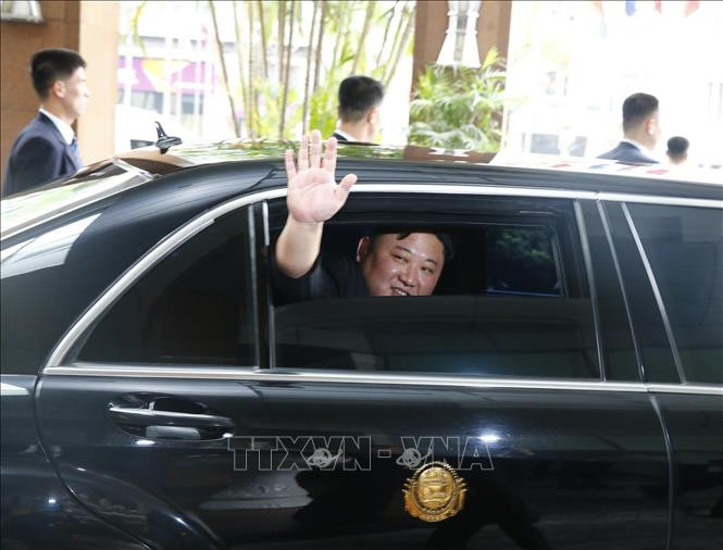 Chủ tịch Triều Tiên Kim Jong-un vẫy tay chào tạm biệt các đại biểu ra tiễn, rời khách sạn Melia lúc 9h35 phút để đến đặt vòng hoa tại Đài tưởng niệm các Anh hùng liệt sĩ, đặt vòng hoa và vào Lăng viếng Chủ tịch Hồ Chí Minh. Ảnh: TTXVN