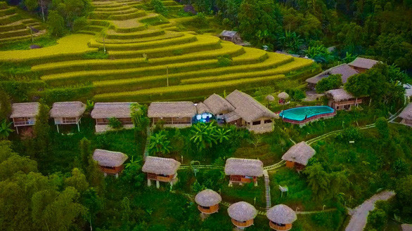 Nữ hướng dẫn viên cho hay, ngày 20/9, Mềnh đưa cả vợ con lên để xin tha thứ và bỏ qua. Mềnh còn làm cả phong bì bên trong có tiền, mục đích không muốn đưa sự việc ra ánh sáng nhưng cô gái quyết tâm không thỏa hiệp. “Tôi chấp nhận bị ảnh hưởng, chấp nhận bị tai tiếng để làm sáng tỏ vụ việc, bắt kẻ đồi bại phải chịu trách nhiệm trước pháp luật", cô gái khẳng định.