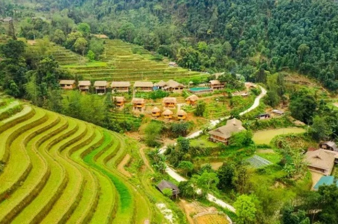 Chị L. cho biết thêm, chị rất phẫn nộ về thái độ của những người quản lý khu du lịch, khi xảy ra vụ việc không hề xin lỗi, không hề đứng về phía người bị hại mà lại bày tỏ mong muốn được thỏa hiệp bằng cách đền bù tiền. Khi nhờ phía homestay không được, đến chiều 18/9, chị L. đã trực tiếp gọi điện cho phía chính quyền để nhờ can thiệp. Sau đó cô gái trẻ cũng gọi cho phía luật sư để nhờ trợ giúp về pháp lý. (Ảnh khu nghỉ dưỡng Hoàng Su Phì Bungalow).