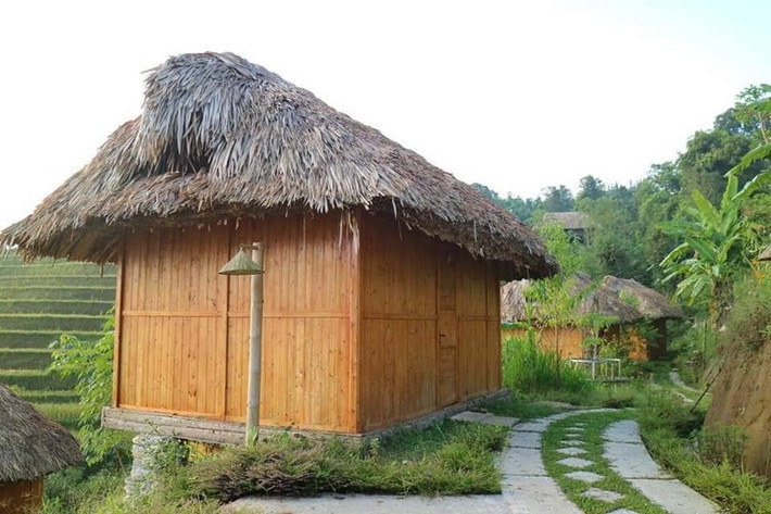 Chị L. ngay sau khi xảy ra vụ việc, có người tự nhận là người nhà của đối tượng Triệu Tạ Mềnh nhắn tin "thương lượng giá"."Người này nói được gia đình nghi phạm nhờ đứng ra thỏa thuận. Ban đầu, người này đưa ra con số 50 triệu đồng với mong muốn tôi bỏ qua sự việc. Khi tôi không đồng ý, người này nói gia đình nghi phạm chấp nhận trả 80 triệu đồng, tôi vẫn kiên quyết không đồng ý. Không thể hiếp dâm người khác xong trả bằng tiền là bỏ qua. Tôi sẽ đưa ra pháp luật và làm tới cùng", chị L. khẳng định. (Ảnh: các căn phòng tại khu nghỉ dưỡng cách xa nhau).