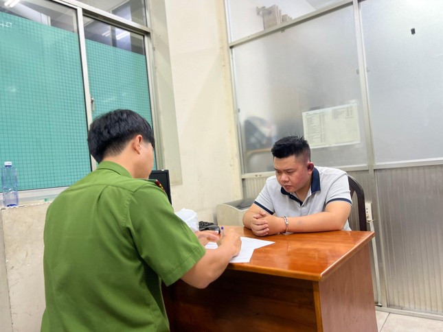 Ngày 28/9, Phòng cảnh sát hình sự (PC02) Công an TP HCM phối hợp với Công an quận Tân Phú tiếp tục điều tra làm rõ hành vi đường dây lừa đảo mạo danh ngân hàng do Nguyễn Hoàng Thạch (28 tuổi, trú tỉnh Đồng Nai) cầm đầu.