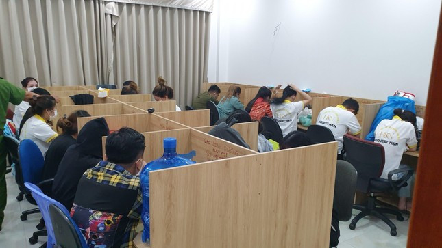Tại cơ quan công an, nhóm nghi phạm thừa nhận lừa đảo chiếm đoạt tài sản của nhiều người dân trên cả nước, riêng TP HCM, nhóm này lừa đảo hơn 600 người với số tiền chiếm đoạt hơn 1 tỷ đồng.