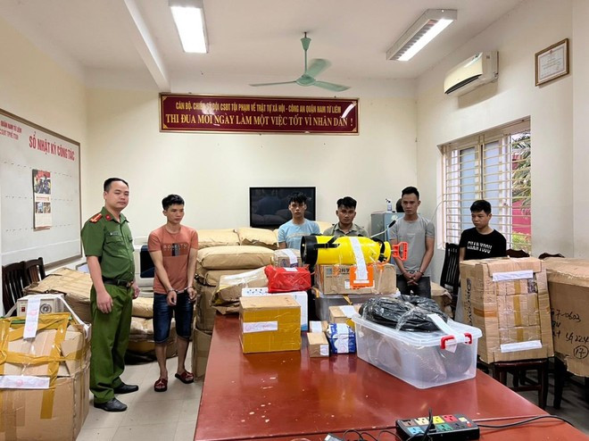 Quá trình triệu tập đối tượng Nguyễn Khoa Điềm, cơ quan điều tra đã phát hiện và thu giữ tại chỗ ở của Điềm nhiều túi nilon bên trong có chứa các sợi thảo mộc dạng khô màu nâu (còn được gọi là thuốc “Tobaco”) và 910 điếu thuốc lá hiệu Hitton. Tổng trọng lượng thu giữ được là 13,7kg “Tobaco”. Toàn bộ các tang vật thu giữ trên có chứa ma túy loại ADB-BUTINACA thuộc danh mục chất ma túy và tiền chất.