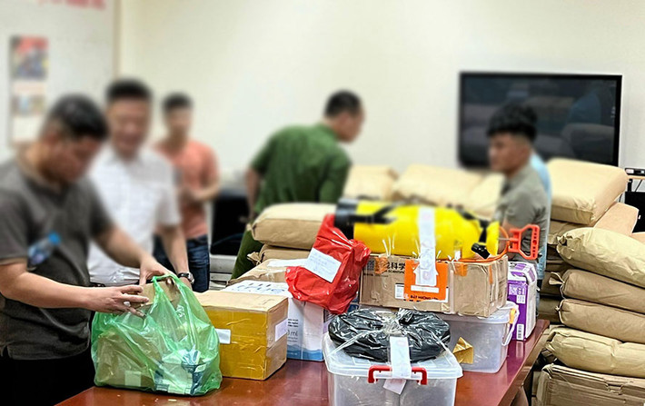 Vụ án sản xuất, mua bán ma túy được làm rõ trên cơ sở điều tra mở rộng vụ án cố ý gây thương tích, trộm cắp tài sản và tiêu thụ tài sản do người khác phạm tội mà có. Theo đó, chiều 16/9, Công an phường Mỹ Đình 2, quận Nam Từ Liêm (Hà Nội) tiếp nhận đơn trình báo của Hà Quang Chính (SN 2001, ở Thanh Hóa) về việc chiều cùng ngày bị Nguyễn Khoa Điềm (SN 1996, ở Quảng Ninh) cùng 7 thanh niên khác dùng hung khí đánh gây thương tích tại một chung cư mini trên đường Mỹ Đình.