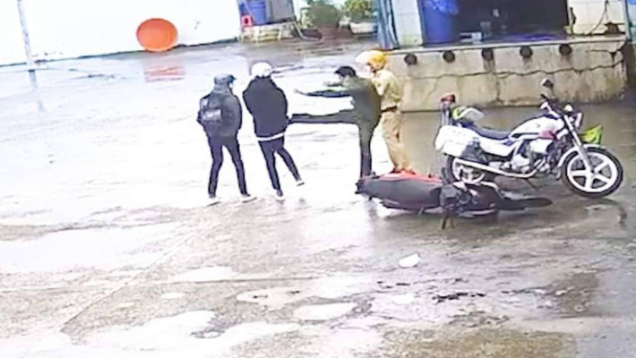 Khi Tổ tuần tra ra tín hiệu dừng phương tiện, người cầm lái không chấp hành mà tăng ga bỏ chạy với tốc độ cao, lạng lách, đánh võng qua các tuyến đường Nam Sông Hậu – Lê Lai – Trưng Nhị – 30/4 – Huyện lộ 43 – Nam Sông Hậu (xã Vĩnh Hải) với quãng đường khoảng 30 km. Khi đến địa bàn ấp Âu Thọ B, xã Vĩnh Hải (khu vực cơ sở thu mua tôm ông Sái) thì lực lượng làm nhiệm vụ mới dừng được phương tiện.