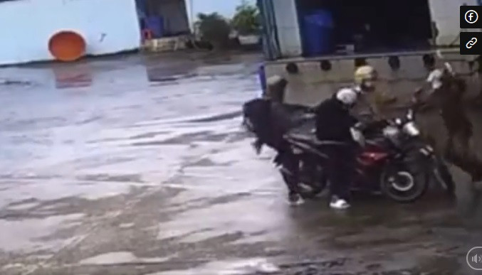 Tối 28/9, Đại tá Lâm Thành Sol, Giám đốc Công an tỉnh Sóc Trăng cho biết đã nắm được thông tin về clip liên quan đến CBCS Công an có hành vi bạo lực với 2 thiếu niên chạy xe mô tô lan truyền trên mạng xã hội. "Tôi cũng đã báo cáo lãnh đạo Bộ Công an về sự việc trên. Trước mắt, tôi chỉ đạo tạm đình chỉ 4 CBCS Công an thị xã Vĩnh Châu liên quan đến vụ việc chiều 25/9; đồng thời yêu cầu Công an thị xã Vĩnh Châu báo cáo toàn bộ vụ việc. Cán bộ, chiến sĩ nào sai phạm đến đâu xử lý nghiêm đến đó, không bao che".