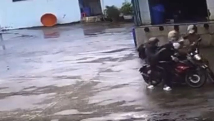 Chưa dừng lại, người mặc quân phục công an dùng nón bảo hiểm đánh nhiều cái vào đầu thiếu niên. Anh này còn cầm nón bảo hiểm xông vào đánh người đi cùng với thiếu niên nói trên. Lúc sau, một mô tô chuyên dụng chở hai người mặc đồng phục công an đến. Người ngồi sau khi xuống xe dùng tay đánh một trong 2 thiếu niên. Đoạn clip cho thấy, khi bị đánh hai người trẻ không có hành vi chống cự, chỉ đứng chịu trận…
