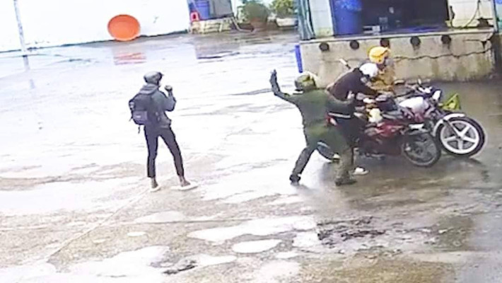 Theo đó, vào khoảng 15h ngày 25/9, Tổ tuần tra Đội CSGT-TT Công an thị xã Vĩnh Châu (Sóc Trăng) làm nhiệm vụ tuần tra kiểm soát bảo đảm trật tự an toàn giao thông dịp lễ Sene Đolta trên quốc lộ Nam Sông Hậu (phường Vĩnh Phước, thị xã Vĩnh Châu). Tại đây, Tổ tuần tra phát hiện 1 thiếu niên điều khiển xe mô tô Yamaha Exciter chở theo 1 thiếu niên khác đi ngược chiều, nghi chưa đủ tuổi điều khiển phương tiện tham gia giao thông.