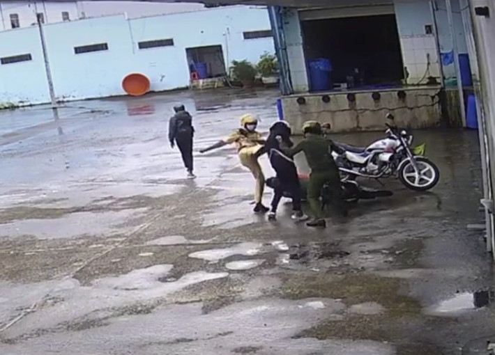 Thông tin mới nhất vụ 3 cán bộ công an đánh tới tấp thiếu niên chạy xe máy ở Sóc Trăng, Công an tỉnh Sóc Trăng đã báo cáo Tỉnh ủy, lãnh đạo Bộ Công an về vụ việc.