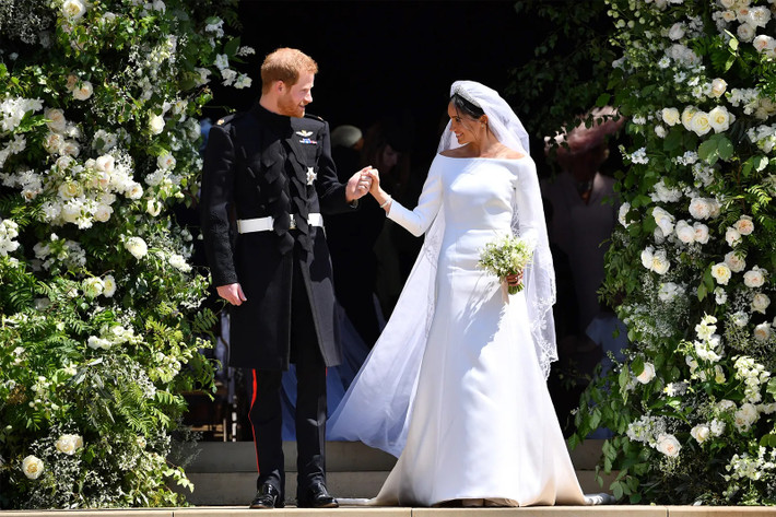 2. Công nương Meghan Markle: Đám cưới của cặp đôi Hoàng gia Anh vào năm 2018 nhận được sự quan tâm của giới truyền thông. Nàng dâu hoàng gia Meghan Markle thu hút mọi ánh nhìn với vẻ đẹp kiều diễm, thướt tha trong mẫu váy cưới trắng trơn kết hợp cùng voan cài đầu dài 5 mét Givenchy. Ảnh: Getty.