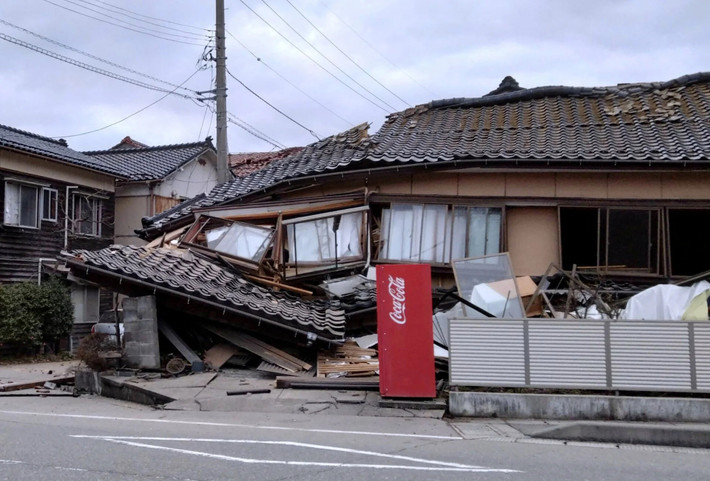 Một ngôi nhà bị sập sau trận động đất ở Wajima, tỉnh Ishikawa, Nhật Bản. Ảnh: Reuters.