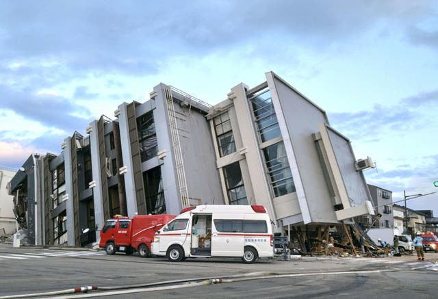 Một tòa nhà 7 tầng bị sập vì trận động đất ở Wajima, Nhật Bản. Ảnh: Reuters.