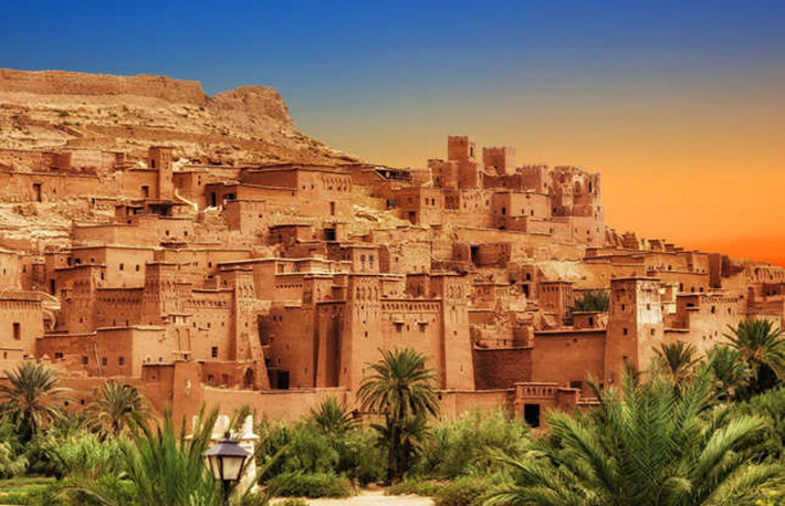 Làng Aït-Benhaddou (Maroc): Ẩn mình dưới chân dãy núi High Atlas, ngôi làng Aït-Benhaddou là một trong những ví dụ điển hình nhất về kiến trúc bằng đất sét của Maroc. Ảnh: Shutterstock.