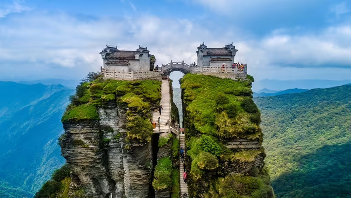 Ngày nay, ngôi đền đôi được chính quyền trùng tu, gia cố bằng các vật liệu chắc chắn hơn để chống lại sức gió mạnh, môi trường khắc nghiệt trên cao. Tuy nhiên, công trình mà du khách thấy ngày nay vẫn giữ nguyên lối kiến trúc ban đầu của nó. Ảnh: Getty.