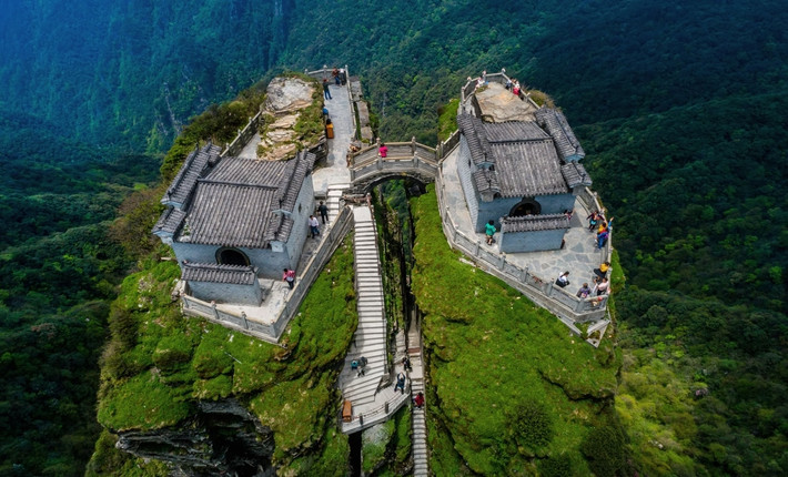 Ngôi đền nằm về phía nam thờ Phật Thích Ca Mâu Ni - tượng trưng cho hiện tại, ngôi đền còn lại ở phía bắc thờ Phật Di Lặc, đại diện cho tương lai. Ảnh: Getty.