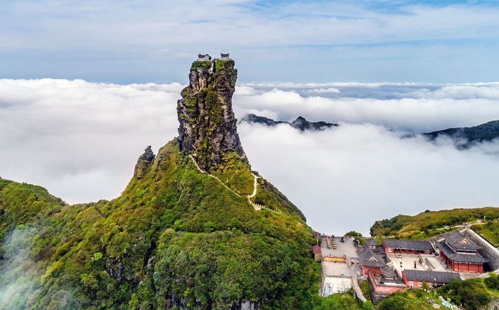 Hai ngôi đền Phật giáo đã nằm ở trên đó hơn 500 năm từ thời nhà Minh, nối với nhau bằng một cây cầu hình vòm qua hẻm Kiếm Vàng, xung quanh là thiên nhiên hùng vĩ. Ảnh: Getty.